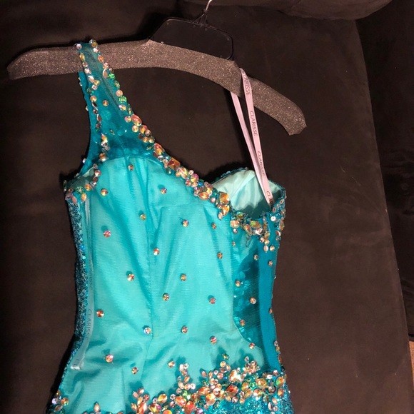 Gorgeous Clarisse Sequin Gown size 1-2 - Picture 7 of 7